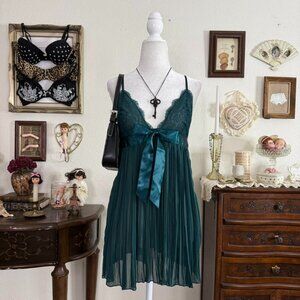 BNWT Victoria’s Secret emerald green sheer pleated babydoll slip dress w lace de